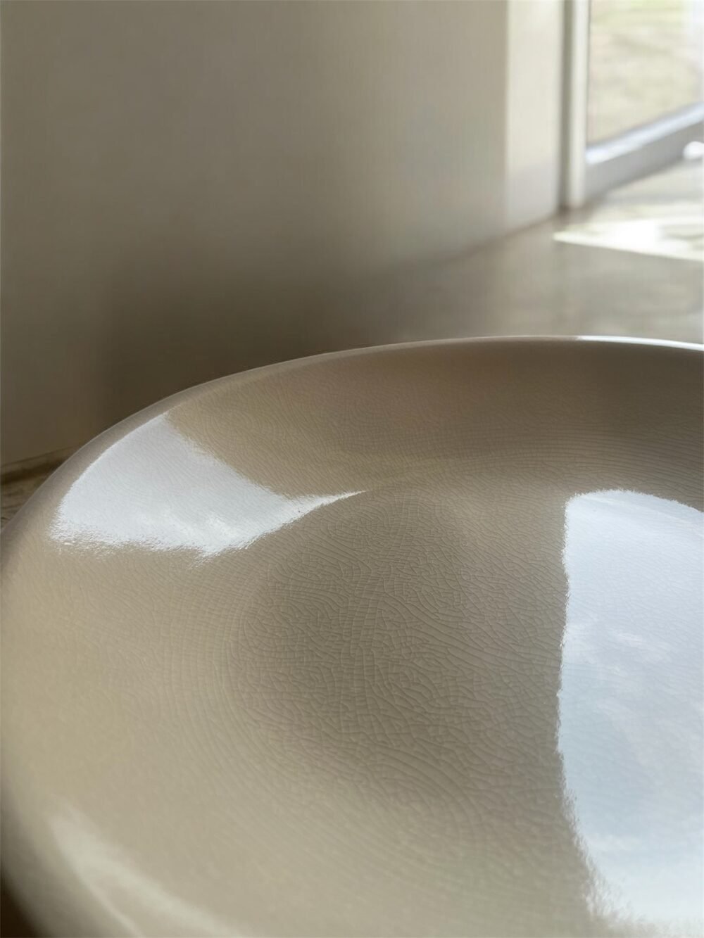 L’assiette organique craquelée "Dune" en céramique beige