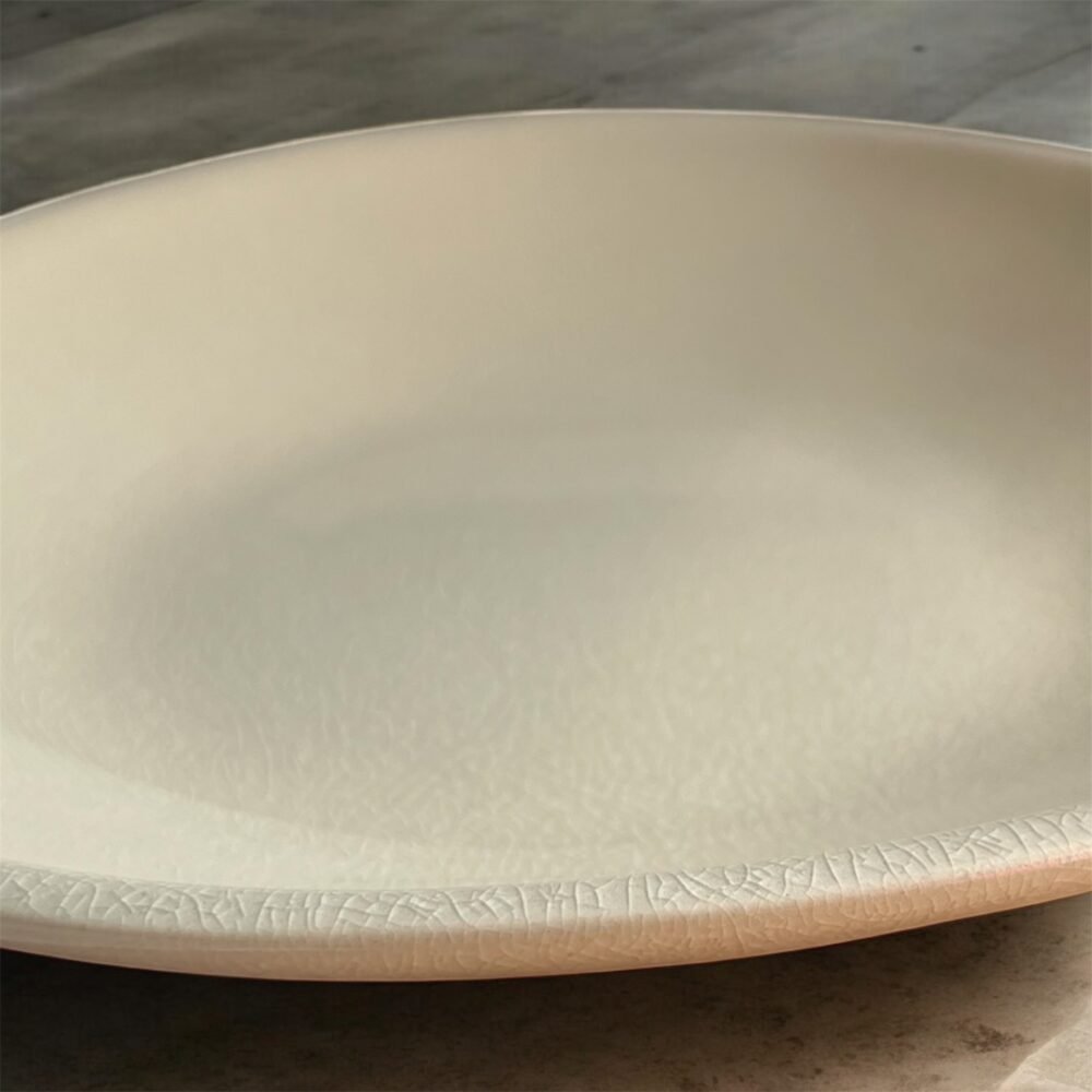 L’assiette organique craquelée "Dune" en céramique beige