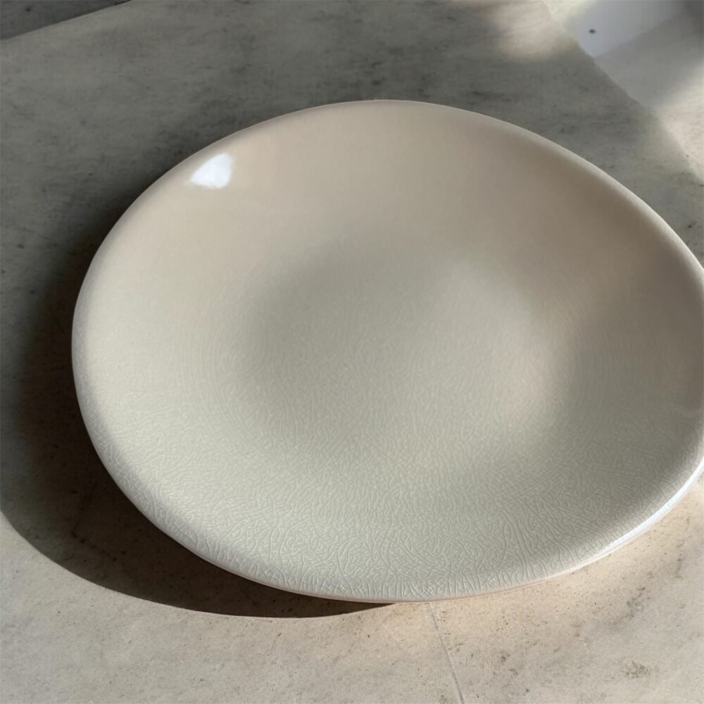 L’assiette organique craquelée "Dune" en céramique beige