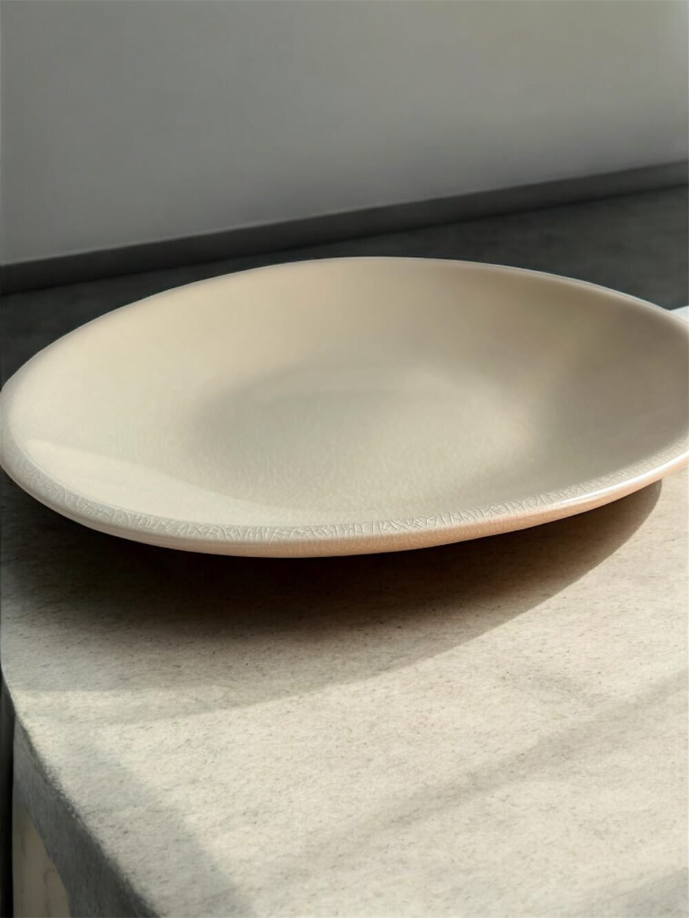 L’assiette organique craquelée "Dune" en céramique beige