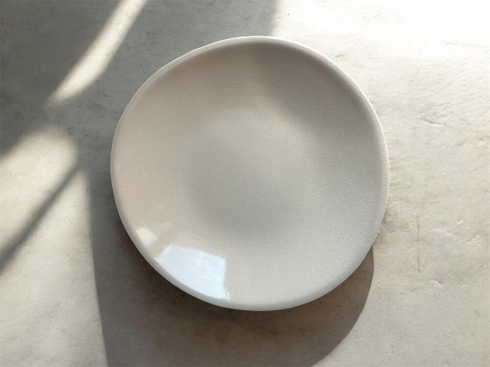 L’assiette organique craquelée "Dune" en céramique beige
