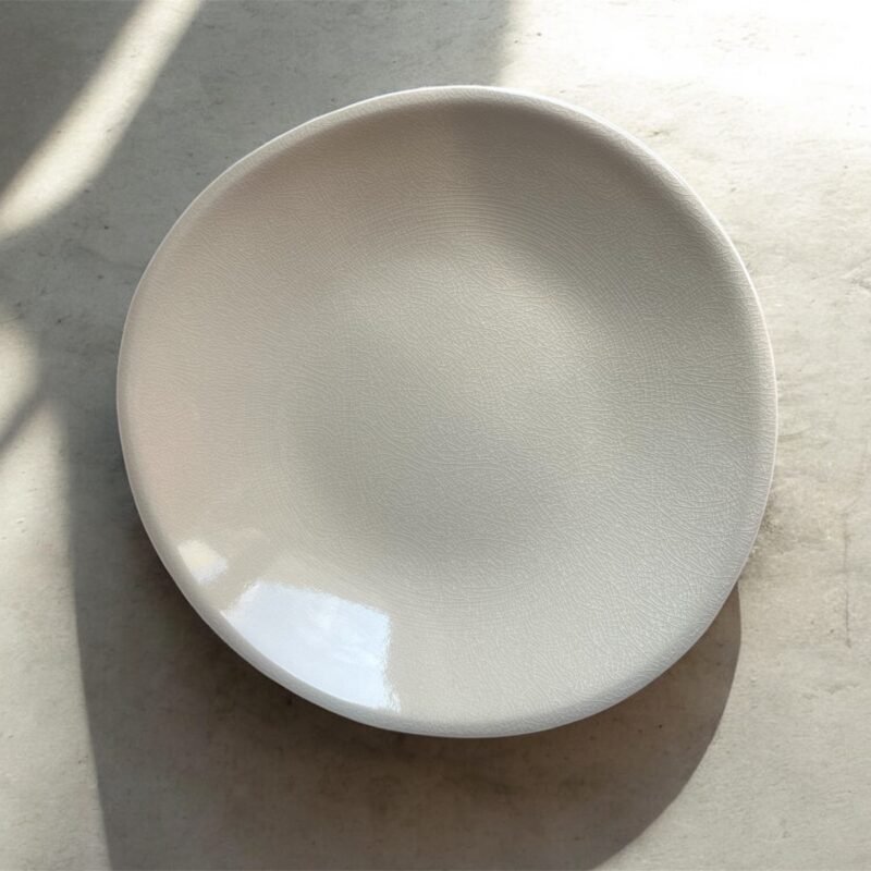 L’assiette organique craquelée "Dune" en céramique beige